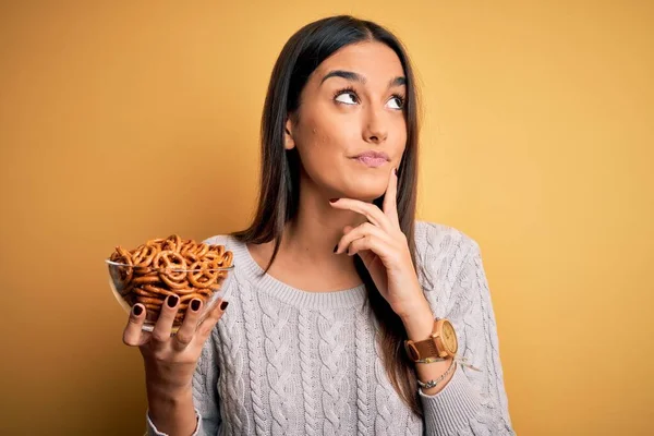 Młoda Piękna Brunetka Octoberfest Trzymając Miskę Pieczonymi Niemieckimi Preclami Poważna — Zdjęcie stockowe