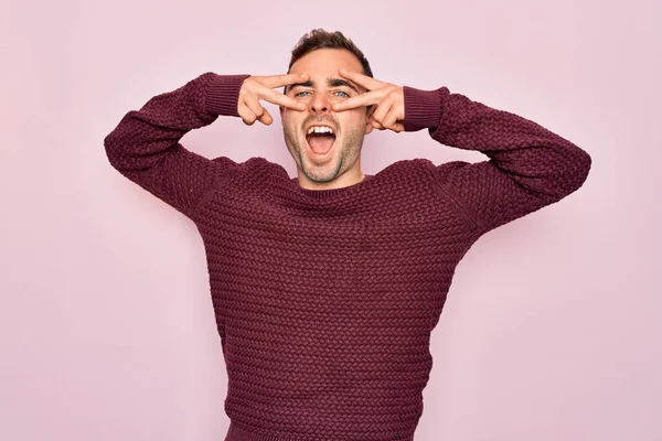 Junger Gutaussehender Mann Mit Blauen Augen Lässigem Pullover Vor Rosa — Stockfoto