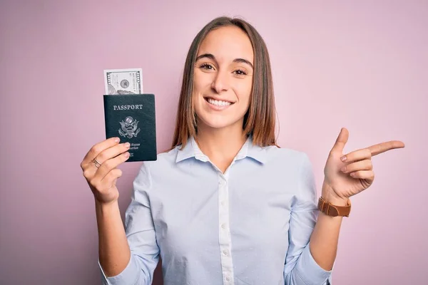 休暇中の観光客の女性手と指で側面に非常に幸せなポインティング旅行お金としてドル紙幣とUsaパスポートを保持 — ストック写真