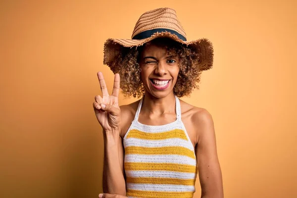 Africká Turistka Kudrnatými Vlasy Dovolené Letním Klobouku Pruhovaným Tričkem Usmívající — Stock fotografie