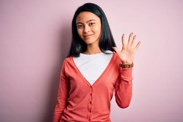 Junge Schöne Chinesin Trägt Lässigen Pullover Über Isoliertem Rosa Hintergrund — Stockfoto