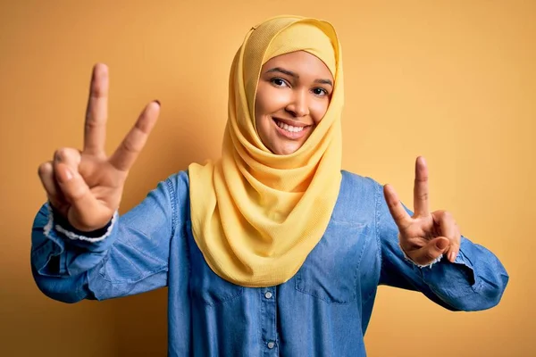 Mladá Krásná Žena Kudrnatými Vlasy Nosí Arabsky Tradiční Hidžáb Přes — Stock fotografie