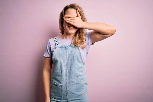 Young Beautiful Blonde Woman Wearing Casual Denim Overalls Standing Pink — Stock Photo, Image