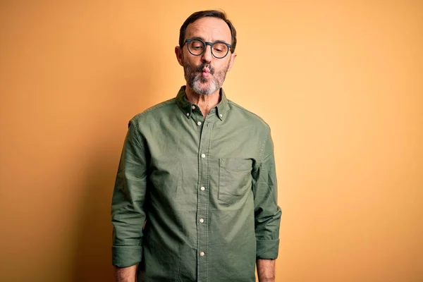 Middelbare Leeftijd Haveloze Man Het Dragen Van Casual Groene Shirt — Stockfoto