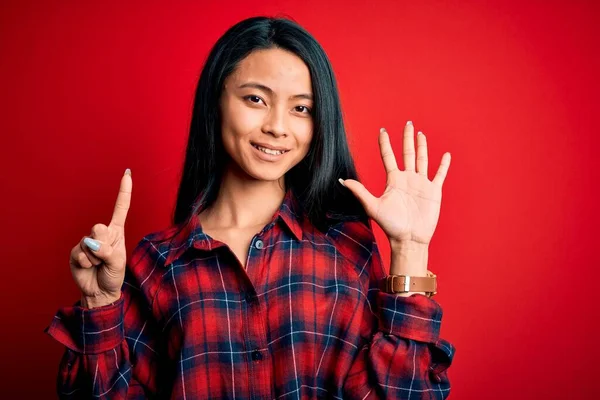 Genç Güzel Çinli Bir Kadın Izole Edilmiş Kırmızı Arka Plan — Stok fotoğraf