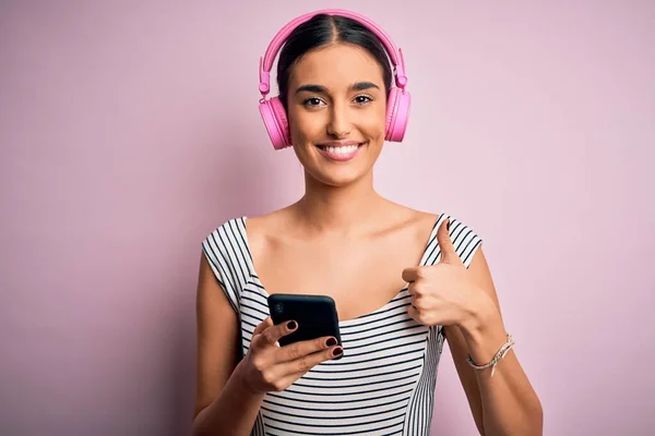 Ung Vacker Brunett Kvinna Lyssnar Musik Med Hörlurar Och Smartphone — Stockfoto