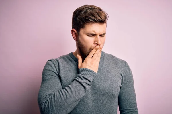 Joven Hombre Rubio Guapo Con Barba Ojos Azules Usando Suéter — Foto de Stock