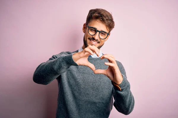 Homem Bonito Jovem Com Barba Vestindo Óculos Suéter Sobre Fundo — Fotografia de Stock