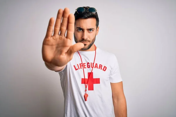 Jovem Bonitão Salva Vidas Com Barba Vestindo Camiseta Com Cruz — Fotografia de Stock