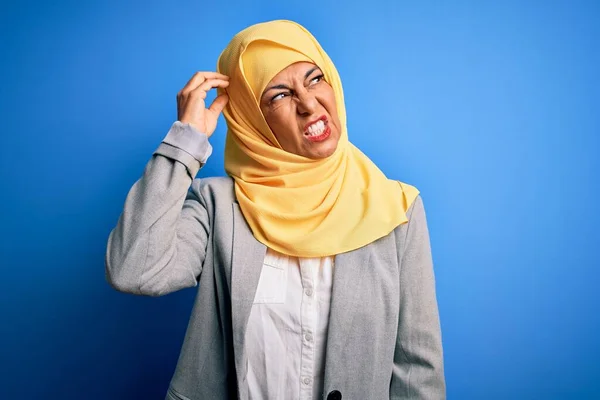 Брюнетка Середнього Віку Бізнес Леді Мусульманському Традиційному Хіджабі Над Блакитним — стокове фото