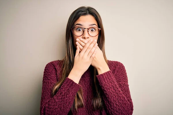 Joven Hermosa Chica Con Suéter Casual Gafas Sobre Fondo Blanco —  Fotos de Stock