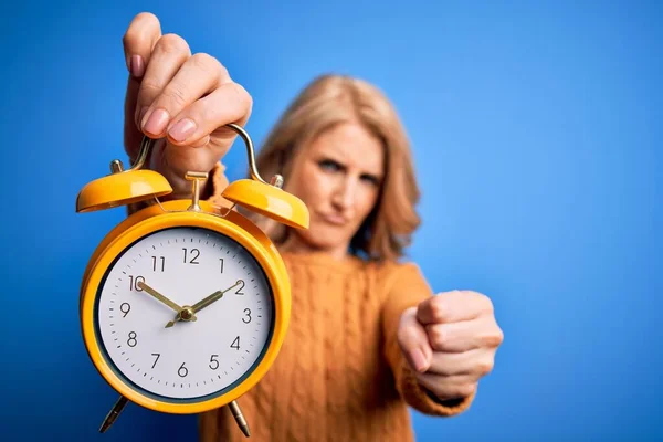 Middle Age Beautiful Blonde Woman Holding Vintage Alarm Clock Blue — Stock Photo, Image