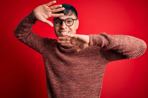 Mladý Pohledný Hispánec Šprtských Brýlích Nad Červeným Pozadím Vesele Usmívající — Stock fotografie