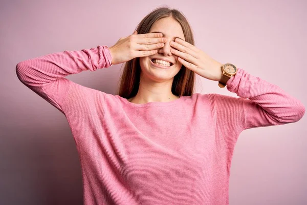 Mujer Pelirroja Hermosa Joven Con Suéter Casual Sobre Fondo Rosa — Foto de Stock