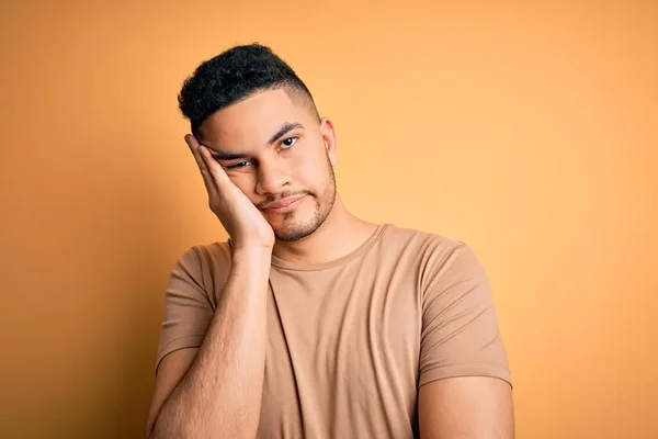 Jovem Homem Bonito Vestindo Shirt Casual Sobre Fundo Amarelo Isolado — Fotografia de Stock