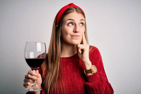 Giovane Bella Rossa Donna Che Beve Bicchiere Vino Rosso Sfondo — Foto Stock