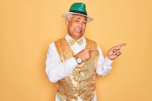 Ηλικιωμένος Μεσήλικας Γκριζομάλλης Άντρας Που Φοράει Βραζιλιάνικη Κρέμα Καρναβαλιού Πάνω — Φωτογραφία Αρχείου