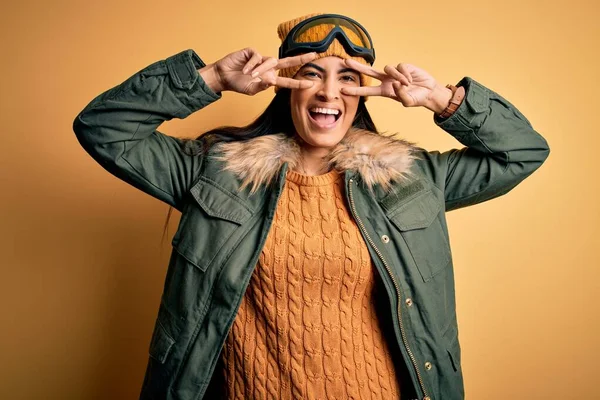 Jovem Mulher Hispânica Bonita Vestindo Óculos Esqui Casaco Para Clima — Fotografia de Stock