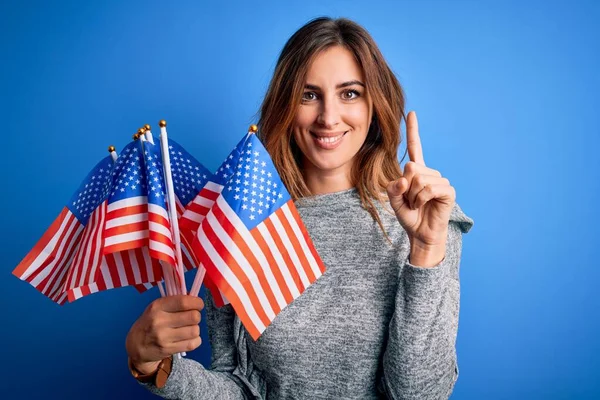 Ung Vacker Patriotisk Kvinna Håller Usa Flaggor Firar Inependence Dag — Stockfoto