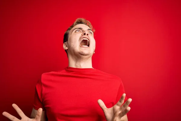 Joven Hombre Pelirrojo Guapo Con Camiseta Casual Sobre Fondo Rojo —  Fotos de Stock