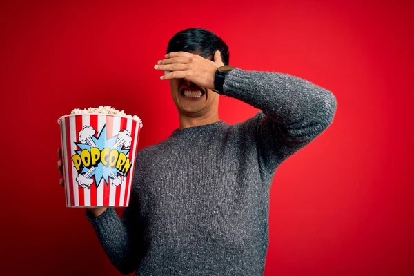 Jeune Bel Homme Regardant Film Manger Des Popcorns Collation Sur — Photo