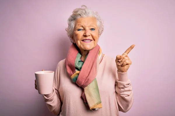 Senior Bela Mulher Cabelos Grisalhos Bebendo Caneca Café Sobre Fundo — Fotografia de Stock