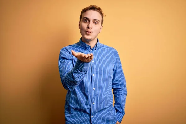 Mladý Pohledný Rusovlasý Muž Neformální Pruhované Košili Přes Izolované Žluté — Stock fotografie