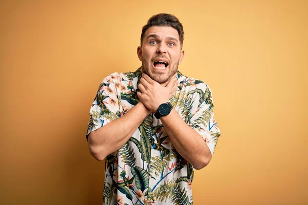 Jongeman Met Blauwe Ogen Vakantie Met Bloemig Zomershirt Gele Achtergrond — Stockfoto