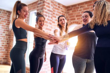 Genç ve güzel sporcular elleriyle jest yapıyor.