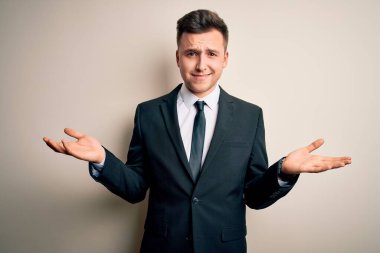 Zarif takım elbiseli ve kravatlı genç yakışıklı iş adamı soyutlanmış arka planda habersiz ve kolları açık, hiçbir fikrim yok..