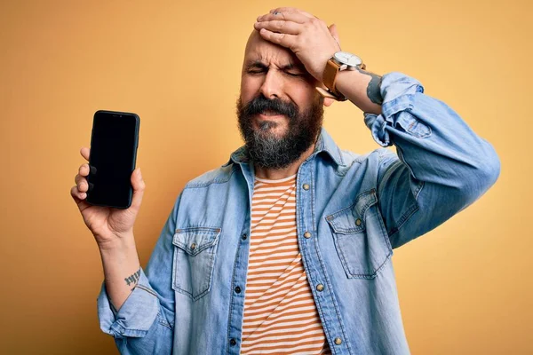 Όμορφος Φαλακρός Άνδρας Γενειάδα Κρατώντας Smartphone Δείχνει Οθόνη Πάνω Από — Φωτογραφία Αρχείου