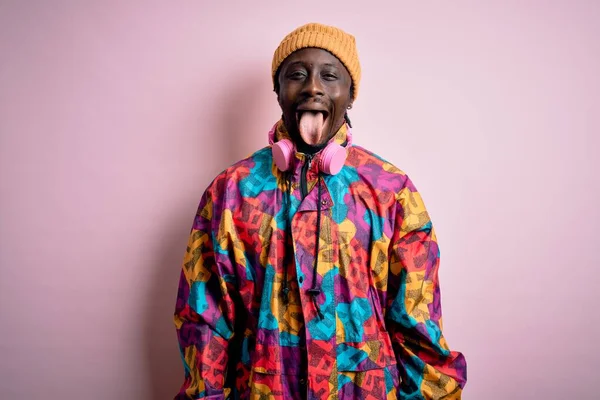 Giovane Uomo Afro Americano Bello Indossa Cappotto Colorato Cappuccio Sfondo — Foto Stock