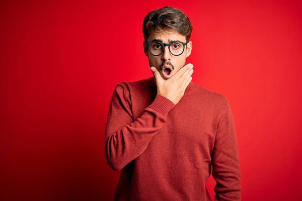 Young Handsome Man Beard Wearing Glasses Sweater Standing Red Background — Stock Photo, Image