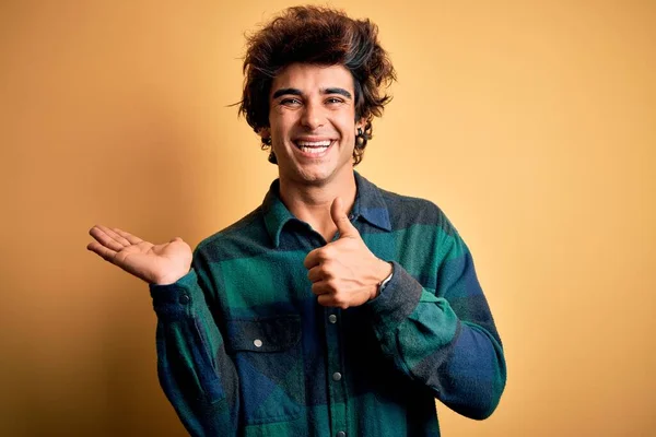 Sarı Arka Plan Üzerinde Duran Rahat Gömlekli Genç Yakışıklı Adam — Stok fotoğraf
