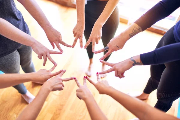 Junge Schöne Sportlerinnen Machen Geste Mit Den Händen — Stockfoto