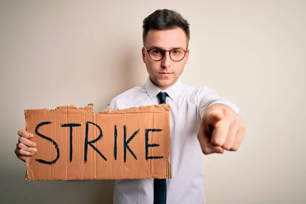 Jovem Homem Negócios Caucasiano Bonito Segurando Banner Protesto Greve Emprego — Fotografia de Stock