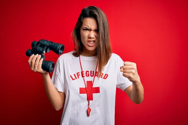 Joven Chica Salvavidas Hermosa Usando Silbato Usando Prismáticos Sobre Fondo — Foto de Stock