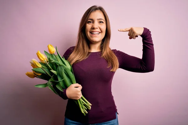 Fiatal Szőke Kezében Romantikus Csokor Sárga Tulipán Virágok Felett Rózsaszín — Stock Fotó