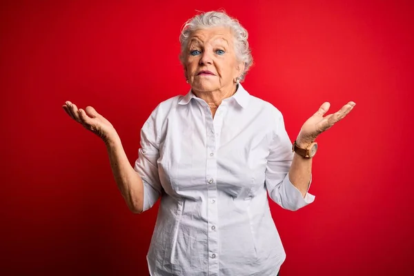 Senior Beautiful Woman Wearing Elegant Shirt Standing Isolated Red Background — Stock Photo, Image