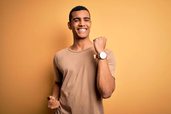 Jovem Bonito Homem Afro Americano Vestindo Camiseta Casual Sobre Fundo — Fotografia de Stock
