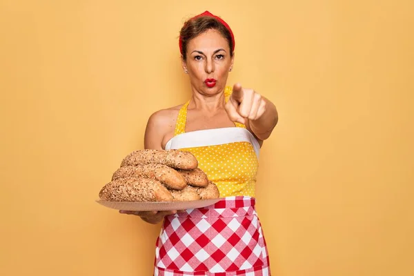 Middelbare Leeftijd Senior Huisvrouw Pin Vrouw Dragen 50S Stijl Retro — Stockfoto