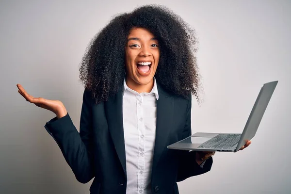 Joven Mujer Negocios Afroamericana Con Cabello Afro Usando Computadora Portátil —  Fotos de Stock