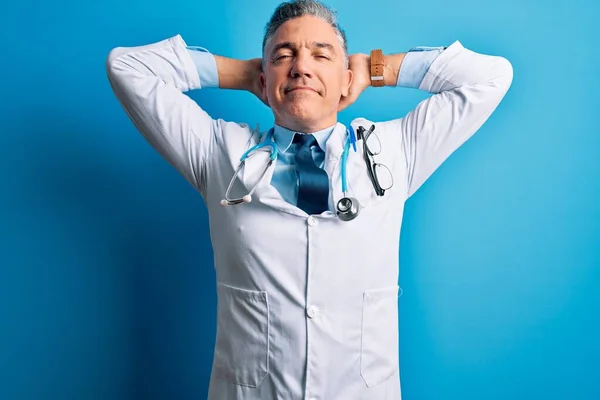 Orta Yaşlı Yakışıklı Gri Saçlı Doktor Ceketli Mavi Steteskop Takmış — Stok fotoğraf