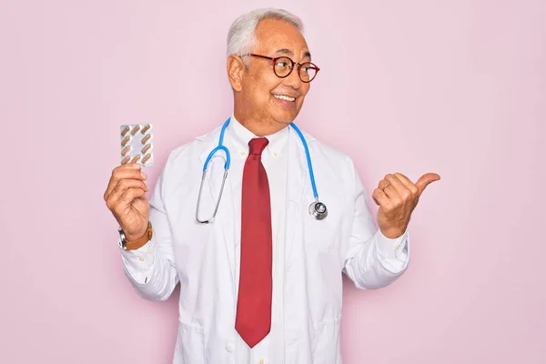 Średnim Wieku Starszy Siwowłosy Lekarz Mężczyzna Trzyma Tabletki Receptę Różowym — Zdjęcie stockowe