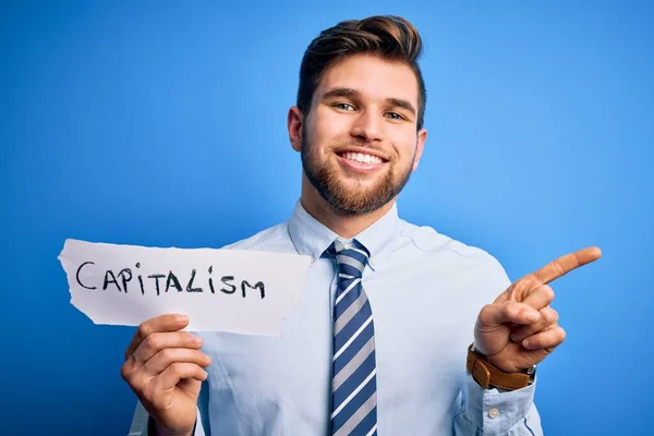 Joven Hombre Negocios Rubio Con Barba Ojos Azules Sosteniendo Papel —  Fotos de Stock