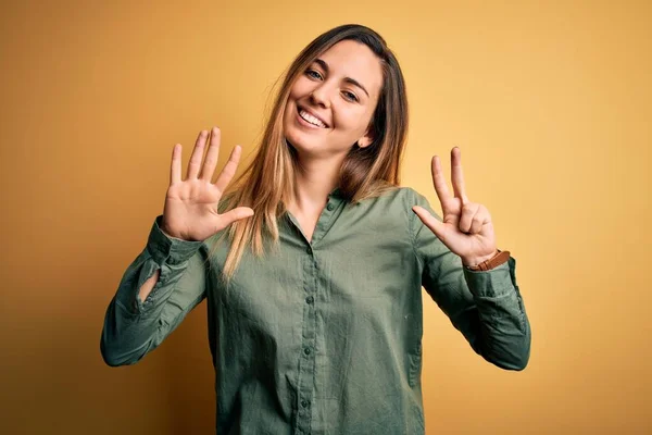 Jonge Mooie Blonde Vrouw Met Blauwe Ogen Dragen Groene Shirt — Stockfoto