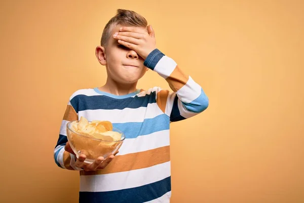 Jeune Enfant Caucasien Mangeant Des Chips Pommes Terre Peu Chaudes — Photo