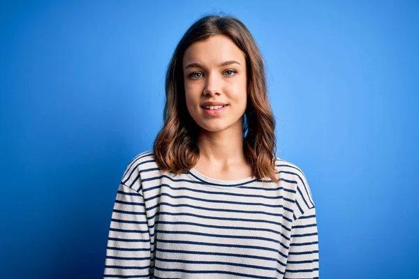 Jong Mooi Blond Meisje Draagt Casual Trui Staan Blauw Geïsoleerde — Stockfoto