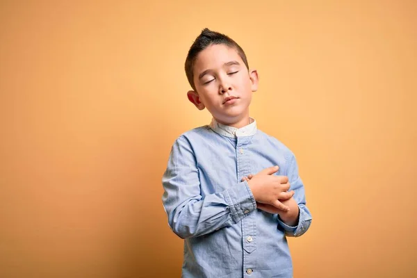 Ragazzino Che Indossa Una Camicia Elegante Piedi Sfondo Giallo Isolato — Foto Stock