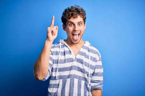 Joven Hombre Guapo Rubio Con Pelo Rizado Con Sudadera Rayas —  Fotos de Stock